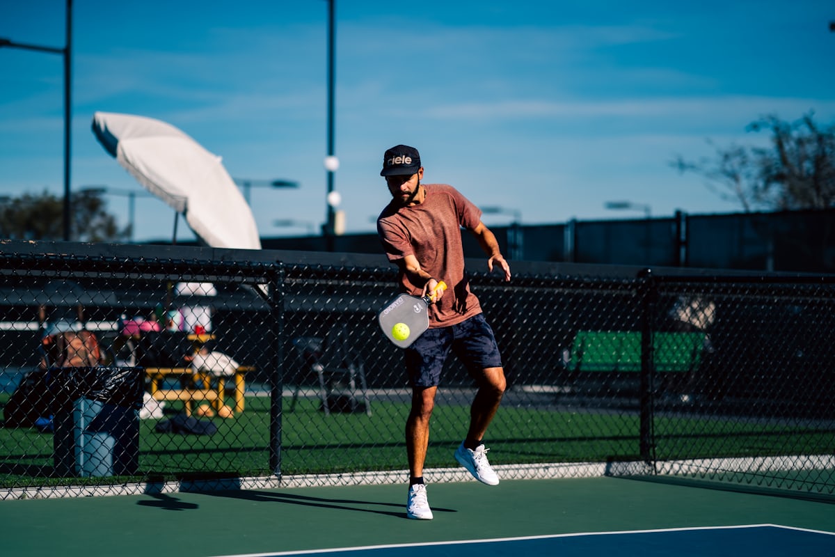 Un jugador preparado para rematar un golpe potente en la pista de pickleball